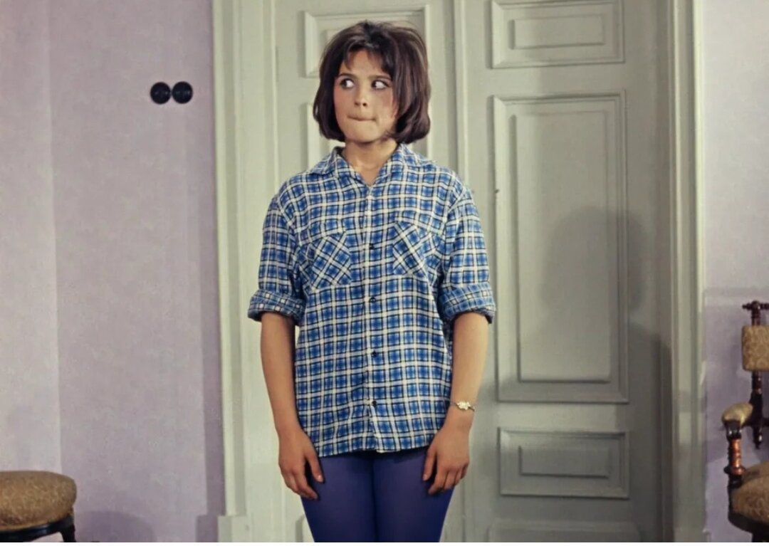 Мне никогда не нравилась игра Варлей в этой роли. Бесконечные кривляние и ужимки, а уж про танец с троицей просто помолчу, сплошной испанский стыд.