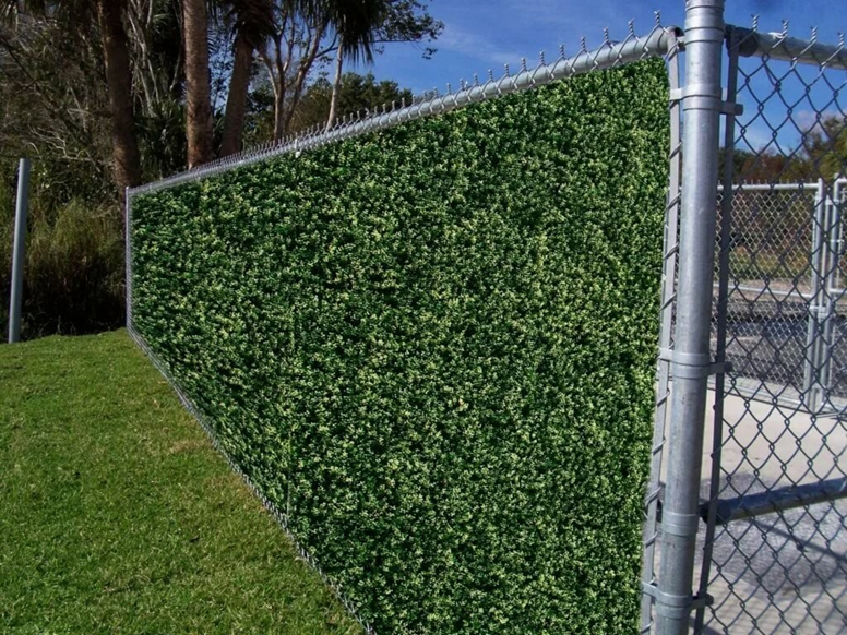 Забор из сетки-рабицы с вьющимися растениями
