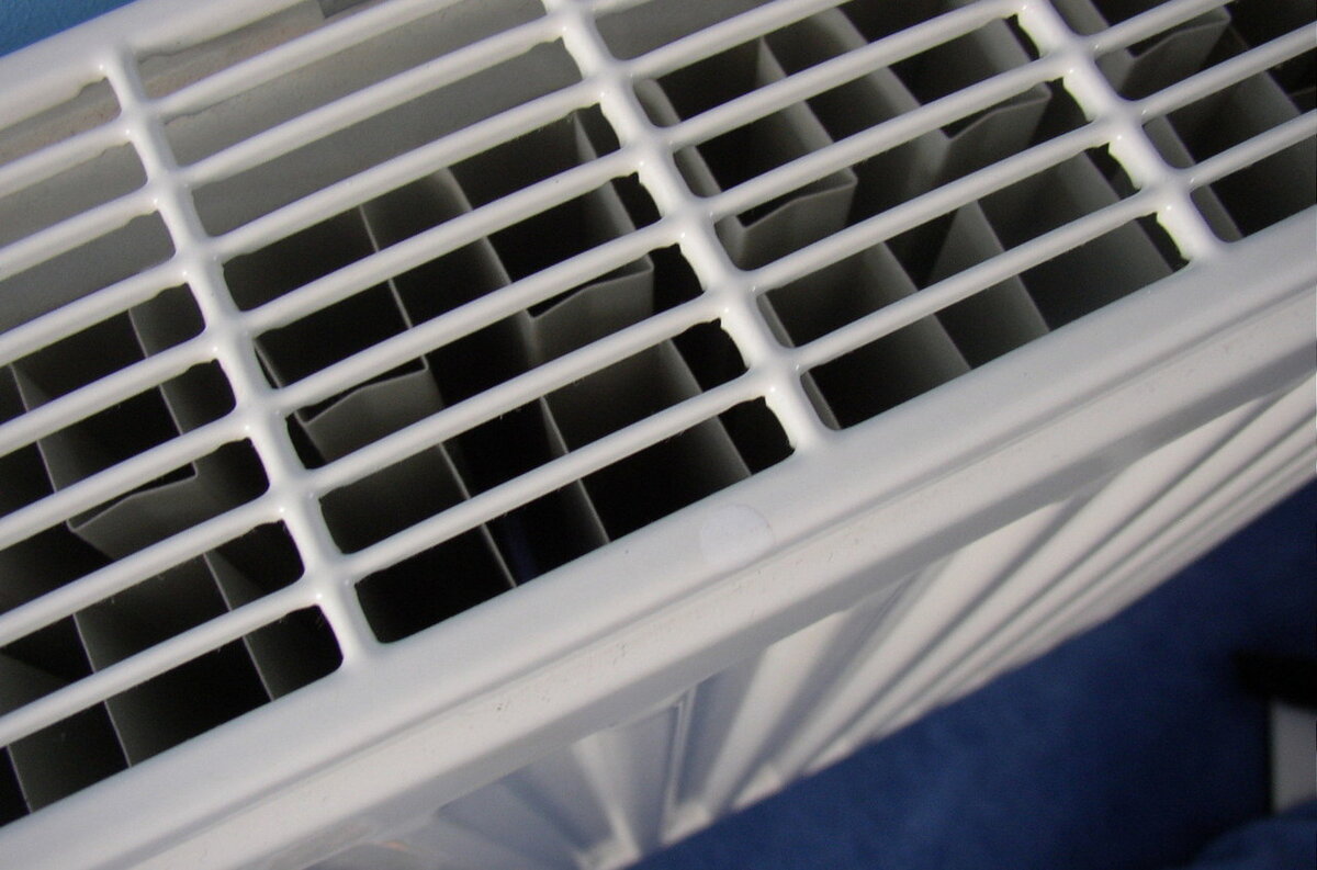 Стальной панельный радиатор, вид сверху (фото https://www.freeimages.com)