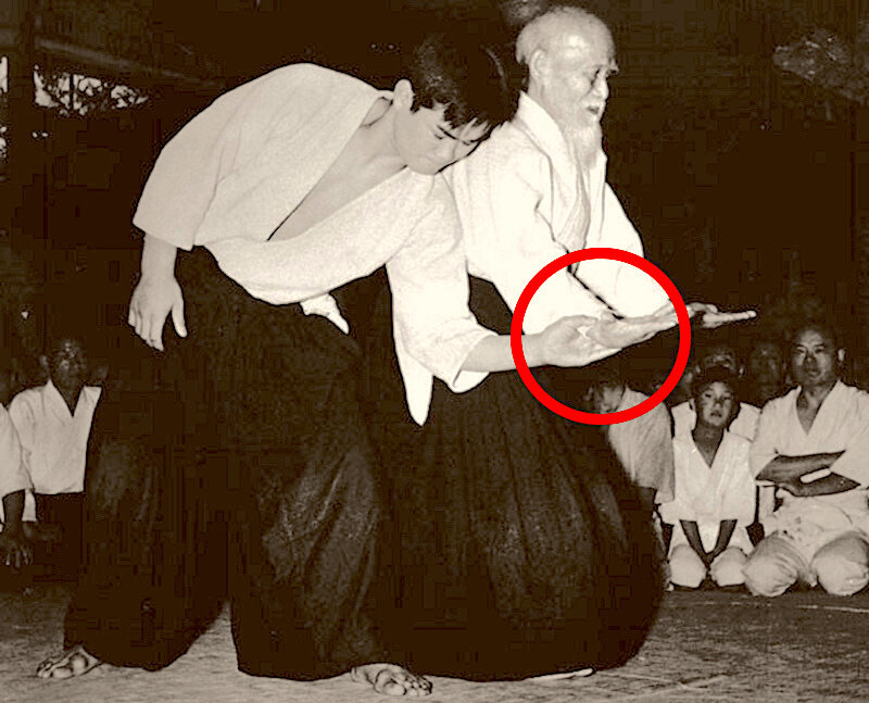 Морихэй Уэсиба, Основатель Айкидо, демонстрирует технику в ответ на захват запястья.