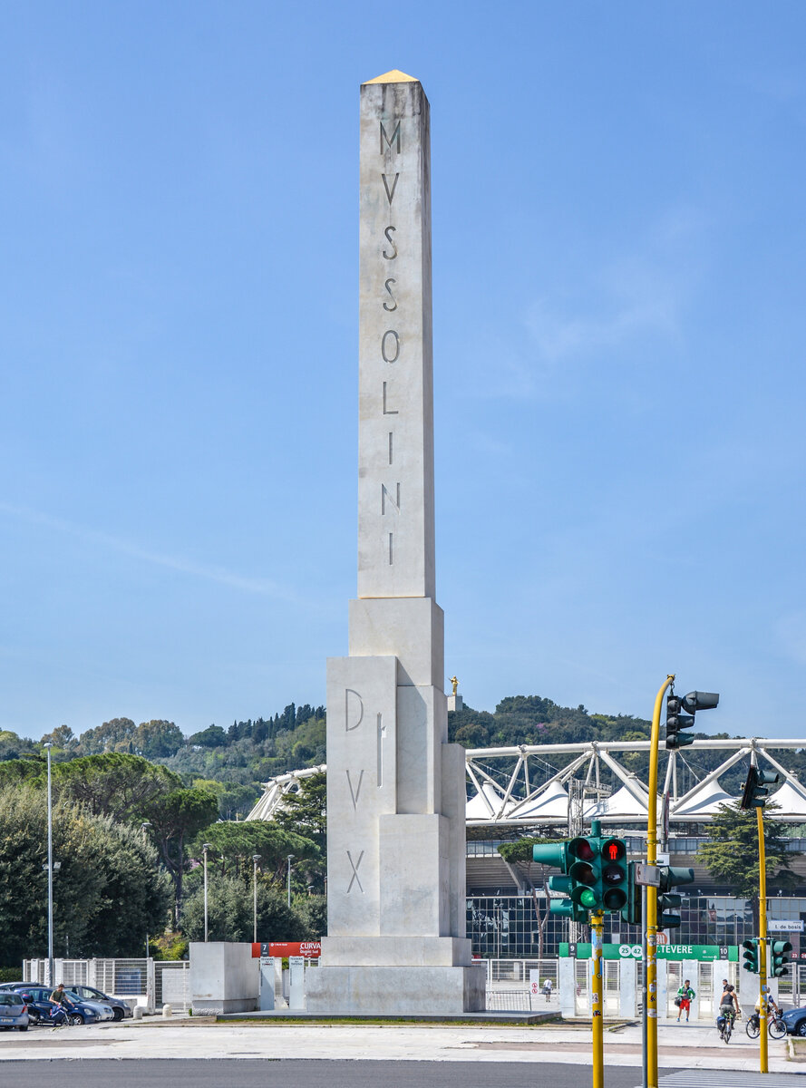Рим, Mussolini-Obelisk с надписью "Муссолини вождь"