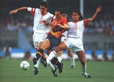 Памятное фото: футболисты сборных Испании и Польши в финальном матче Олимпийских Игр 1992 года.