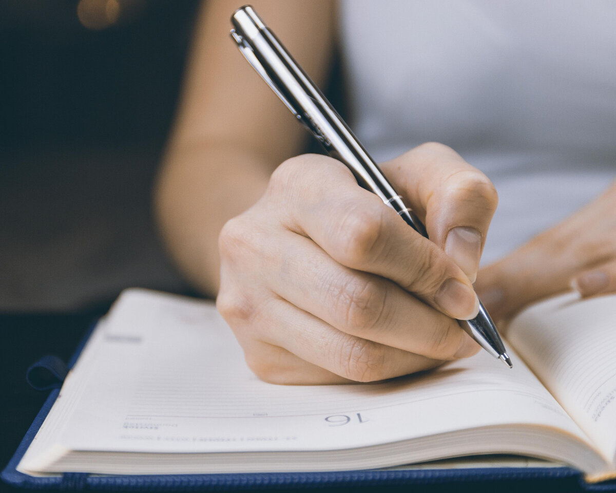 перьевая ручка фон. рука с ручкой. шариковой ручки. перьевая ручка с пером. красивая перьевая ручка.