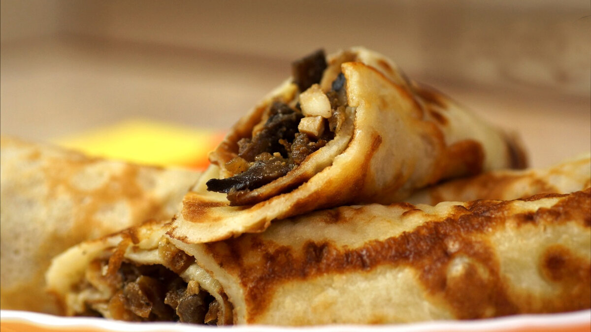 Тонкие блинчики на молоке. Рецепт несложный. Блины очень вкусные и нежные. Не рвутся! Тесто может показаться немного жидковатым, но не добавляйте муку! Начинка из грибов, лука и яиц - шикарна!!!