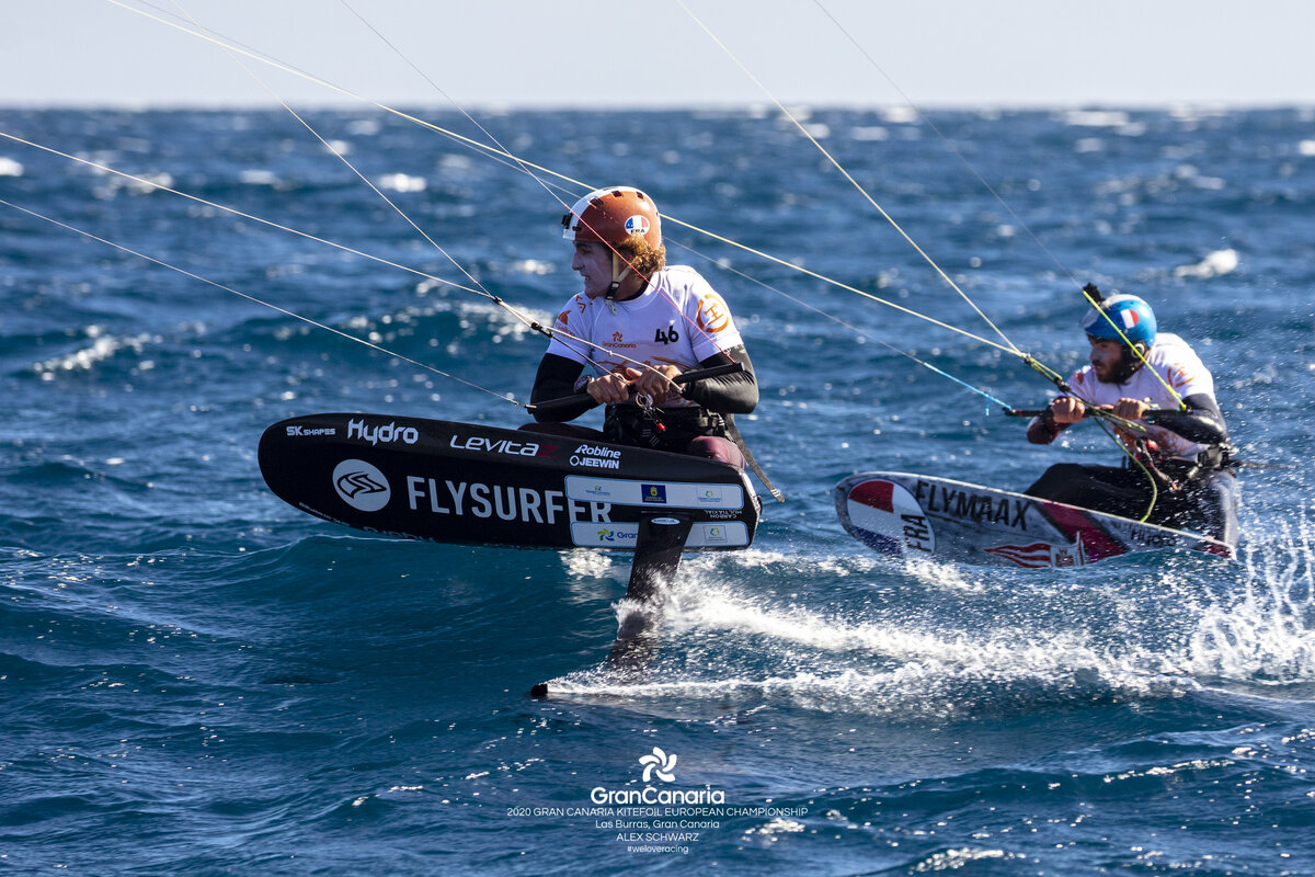 Тео де Рамекур (Франция) (слева) следует за Максимом Ночером (Франция) (справа) вокруг правой нижней отметки очень близко.