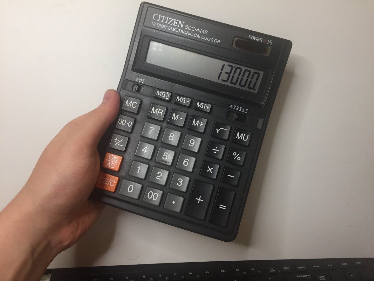 Калькулятор в руке.