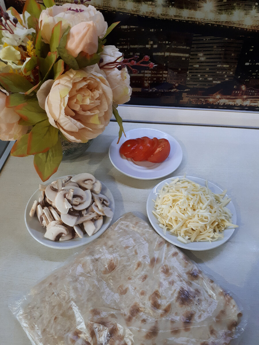 Я подготавливаю все продукты с вечера: режу шампиньоны и помидоры, тру сыр. Убираю все в холодильник до утра.