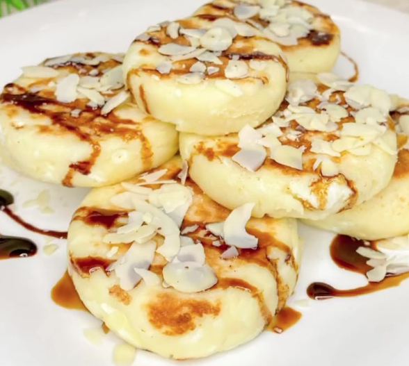 Только натуральный творог, яичко, лепестки миндаля и 100% сироп финика