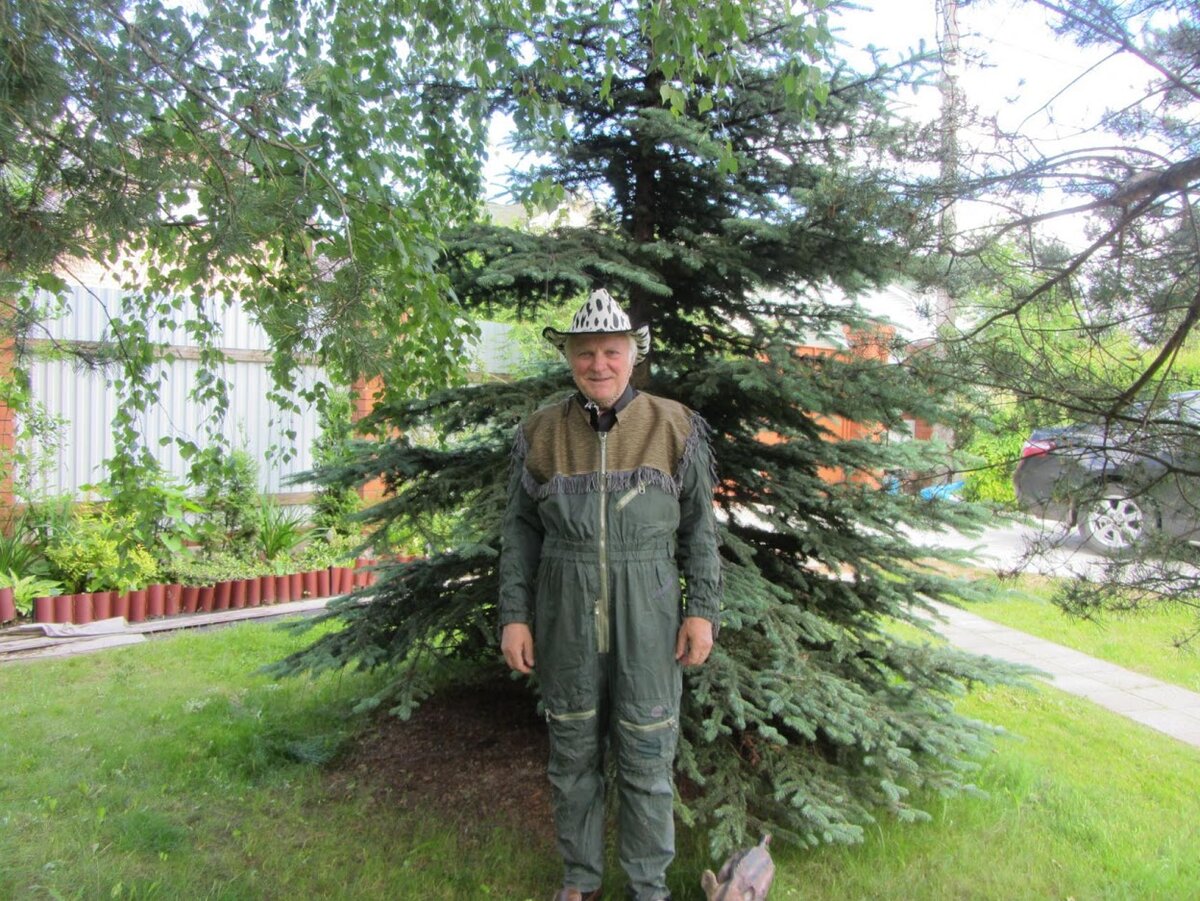 Этот костюм он перешил из своего летного комбинизона. Отец был военным летчиком.