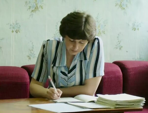 Учитель проверяет тетради картинки