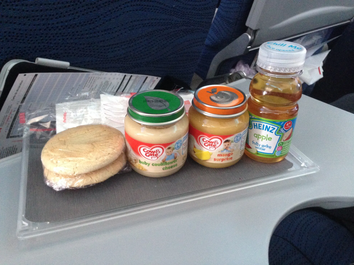 Что из продуктов можно в ручной клади. Детское питание в ручную кладь. Детское питание в самолете. Детское питание на борту самолета. Еда в самолете.