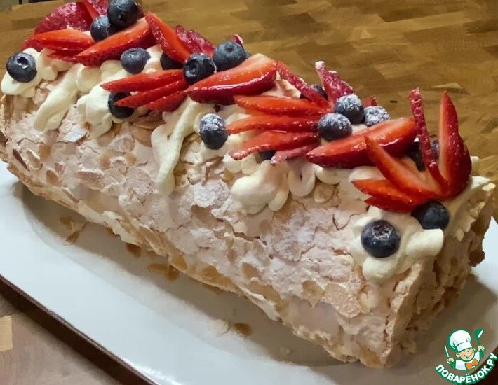 Не всегда есть возможность купить сливочный сыр. А молоко и сметана всегда есть в шаговой доступности. Предлагаю приготовить меренговый рулет с кремом из домашнего сыра типа Рикотта. В крем я не добавляю сливки, и он получается жирный и сухой (от этого меренга не размокает и остается хрустящей очень долго). Это особенно удобно, если ждёшь гостей, ведь рулет можно приготовить заранее.