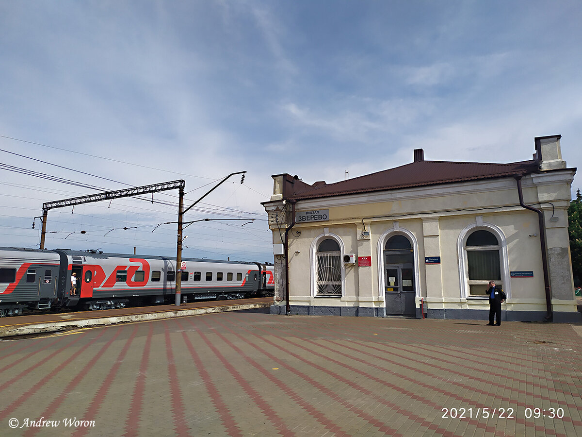 Сбоку вроде красивый вокзал