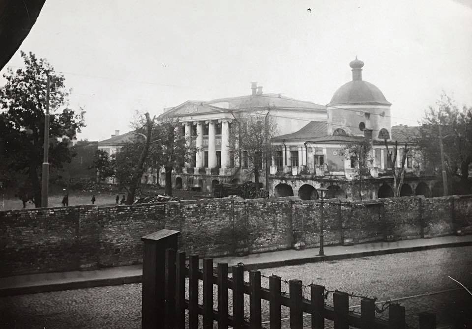 Дом втюхали вот здесь, на месте площадки за кирпичным забором, в лучших традициях "точечной застройки"