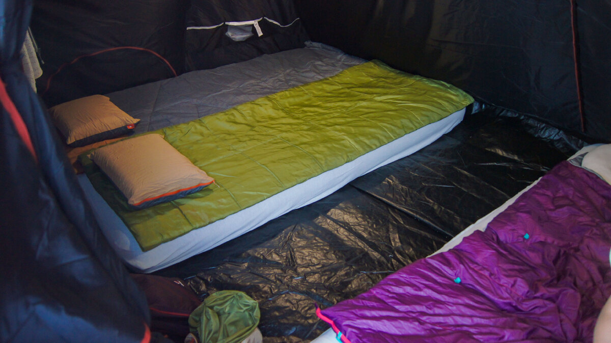 Спальные места в палатке