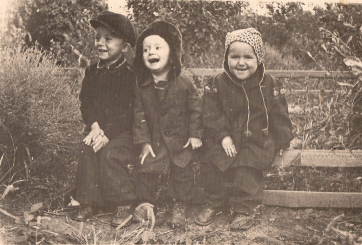 Жуков Юра с братом и сестрой