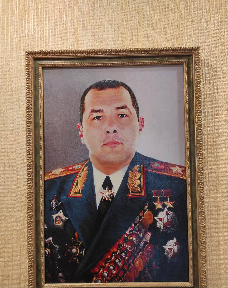 Высокопоставленный сотрудник МРЭО Таганрога - Матвеев, еще один фигурант коррупционного скандала в ГИБДД (фото Яндекс картинки) Портрет кистей неизвестного автора "Матвеев а форме Маршала Победы" Оцените наглость... и листайте далее