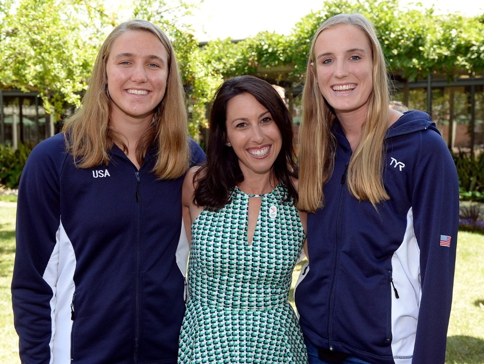 Макензи (слева) и Ария Фишер (справа) с бывшей олимпийской чемпионкой Джанет Эванс (в центре). (фото Кеворк Джансезян / Getty Images)