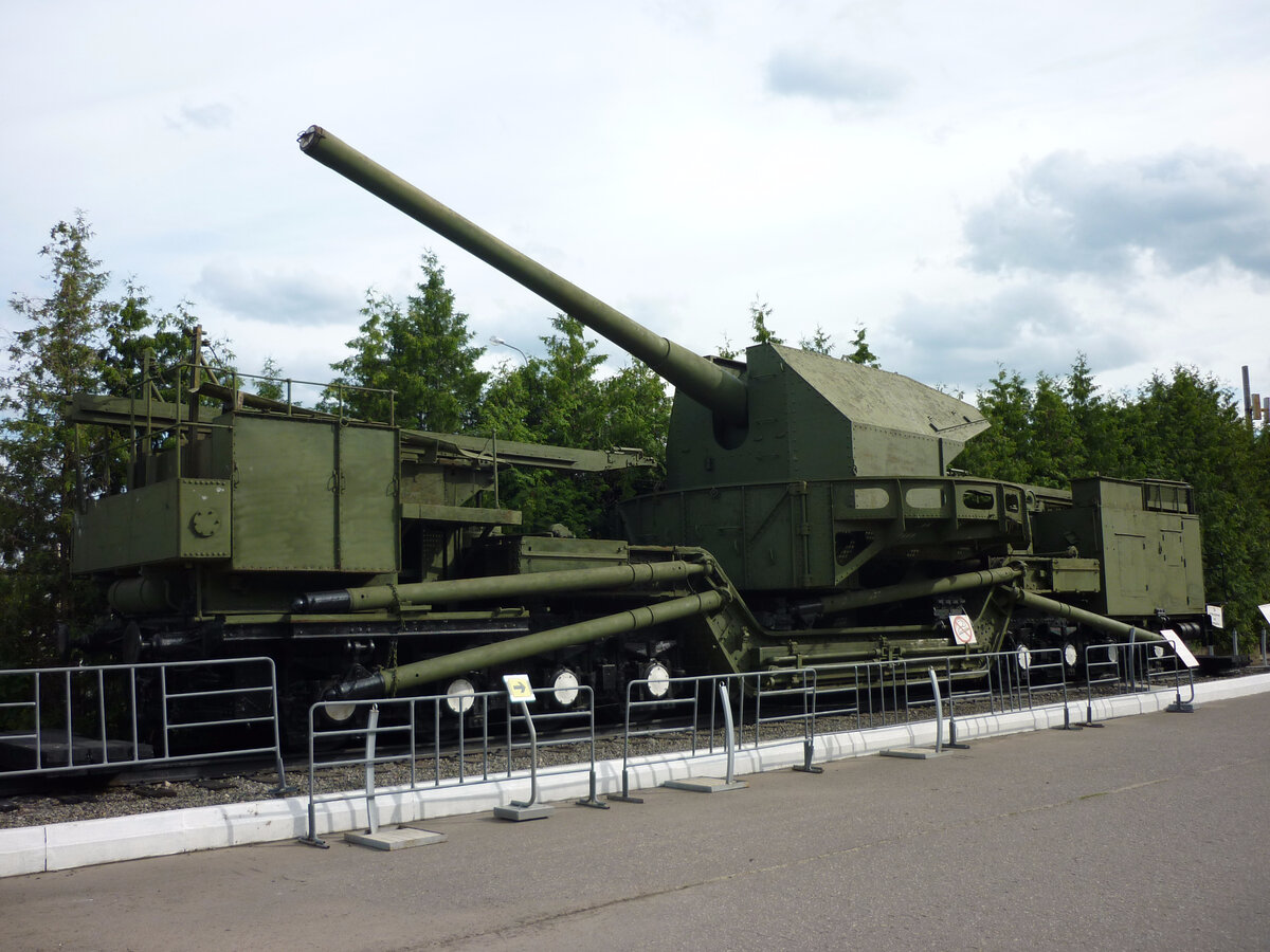 Fig. 3. Russia, Moskow, Poklonnaya gora, 180-mm TM-1-180 railway mounted artillery unit.