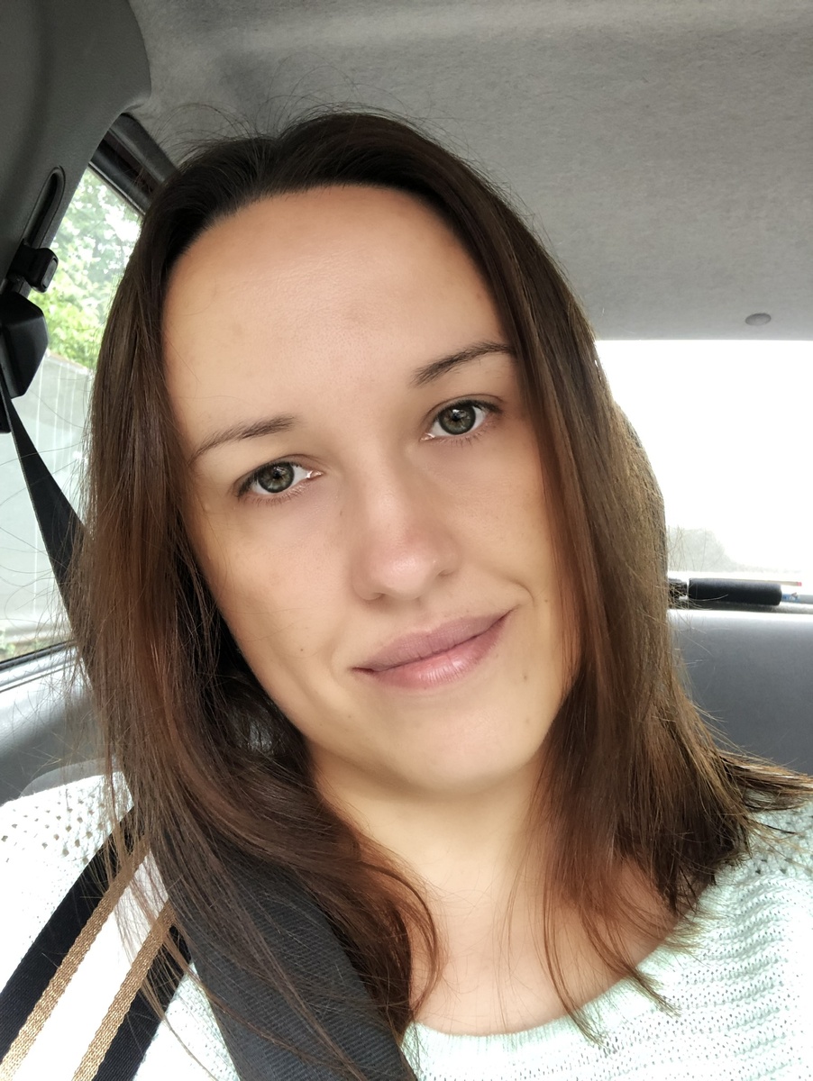 Это я. Как видите, зубами не улыбаюсь))).