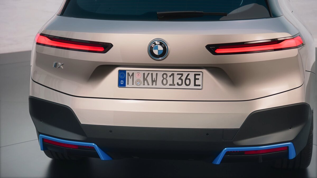 Два года назад, BMW впервые раскрыла свои планы по созданию полностью электрического кроссовера под названием Vision iNext, который выглядел как настоящий автомобиль прямо из видеоигры.-2-2