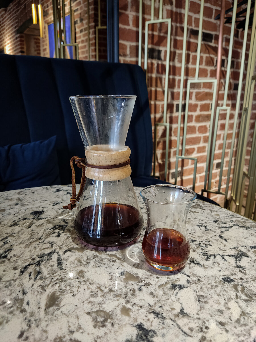 Альтернативой называют кофе заваренный без использования кофемашины.

Эксперты сравнивают альтернативный кофе с вином. На качество выращенного винограда, из которого впоследствии сделают вино, в первую очередь оказывает влияние терруар. Точно также играют важную роль в формировании вкуса условия произрастания кофе.

При правильном заваривании альтернативы, можно почувствовать сладость, кислотность, горчинку, плотность, а также множество других более тонких оттенков букета.

Аэрация напитка тоже играет важную роль во вкусе. Это процесс насыщения кислородом. Для альтернативы аэрация играет такую же важную роль, как и для вина. При данном процессе происходит окисления кислот, благодаря чему лучше раскрываются оттенки запаха и вкуса. Аромат ощущается лучше за счёт высвобождения летучих соединений, а вкус становится насыщенный и яркий.

Представьте, Вы пришли в кофейню, заказали сорт Эфиопия Гуджи натуральной обработки, заваренную к кемиксе. Через 5 минут официант приносит кофе, вы вращаете кемикс, наливаете напиток в стакан, ждёте 1-2 минуты. Подносите стакан к носу, чувствуете цветочные нотки. Делаете первый глоток, ощущаете приятную сладость, которая переходит в ненавязчивую апельсиновую кислинку. Завершается всё длительным, персиковым послевкусием.

В нашей кофейне Вы можете попробовать разные методы заваривания альтернативного кофе : Кемикс, Аэропресс, Оригами, V60 и Френч-пресс, каждый из методов по-своему расскрывает вкусовые характеристики зерна. Поделитесь своими вкусовыми предпочтениями с бариста и он выберет зерно, которое не оставит Вас равнодушным.

Как правильно пить альтернативу ?

Возьмите сосуд с кофе и раскрутите его создав внутри воронку, после чего поставьте его на стол и дайте постоять 2-3 минуты, для того чтобы напиток немного остыл и раскрылся. По истечению времени повторите аэрацию и ощутите аромат кофе. Налейте половину стакана кофе, сделайте глоток воды, чтобы очистить рецепторы, после этого выпейте кофе, концентрируйте внимание на букете напитка. 

    Не бойтесь пробовать, это откроет для Вас новые кофейные границы!