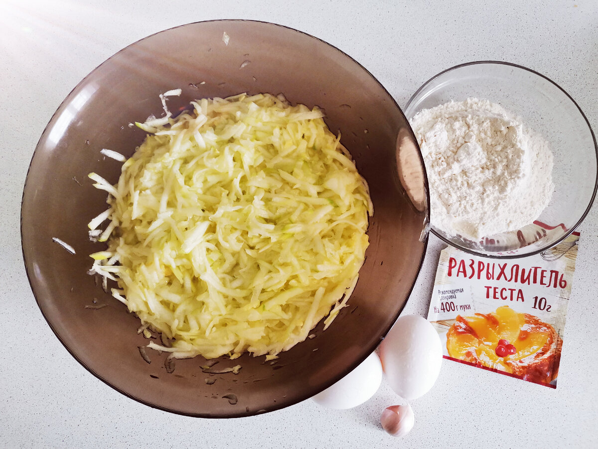 Кабачок трем на крупной терке. Солим. Жмякаем и оставляем минут на 10, чтобы кабачок "дал течь". Фото автора.