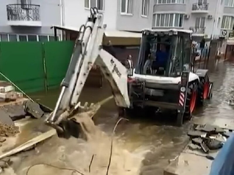 Ломают проход к морю на Первом проезде...