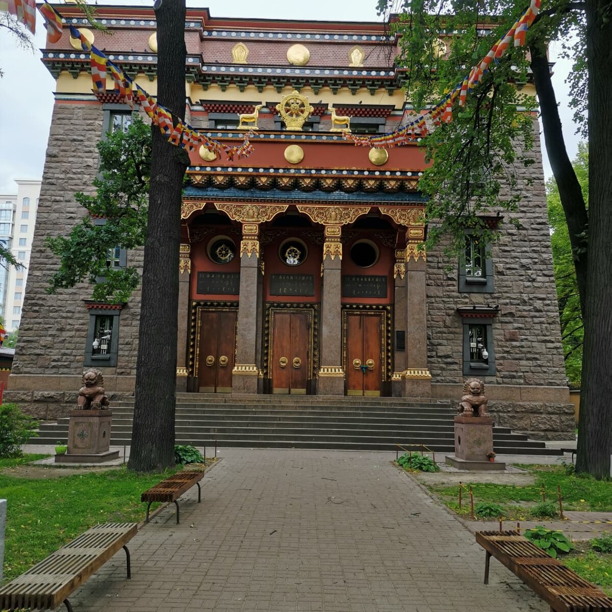 Вот так выглядит центральный вход в этот Храм буддизма.