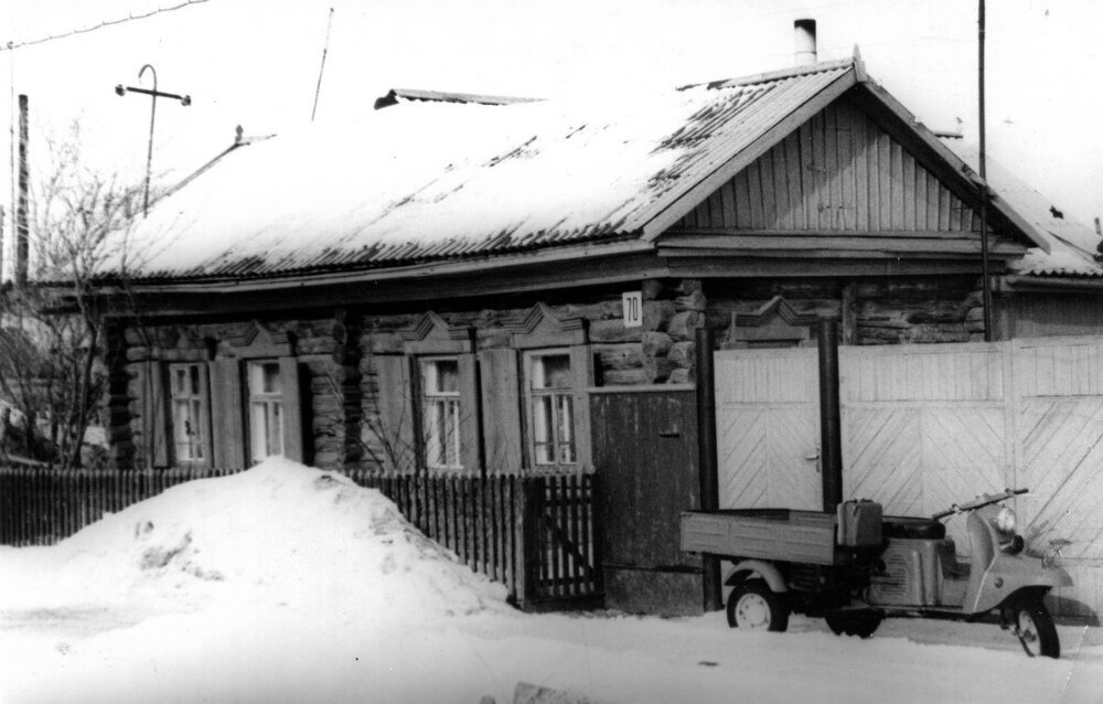 Дом в селе Иртыш (до 1957 года — Молотово), в котором жила В. С. Бархатова с 1933 по 1942 год. 1985. Источник: goskatalog