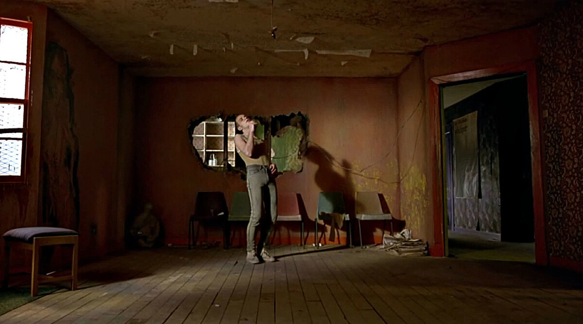 В ленте Дэнни Бойла "На игле" речь идет о молодых наркоманах, разруху в голове главного героя отражает не только цветовая палитра, но и огромная дыра в стене его обветшалого дома с давящим потолком. - Кадр из фильма "На игле", 1996 г.