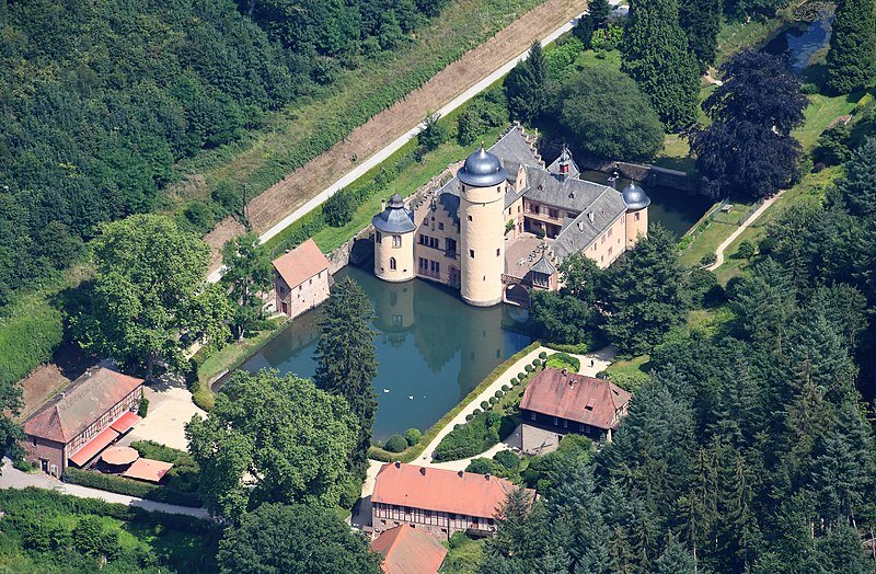 Замок Меспельбрунн  стал  известен в 1957 году, после  съемок немецкого  художественного фильма " Харчевня в Шпессарте" и место действия одноименной пьесы.Von Carsten Steger - Eigenes Werk, CC BY-SA 4.0, https://commons.wikimedia.org/w/index.php?curid=109200036