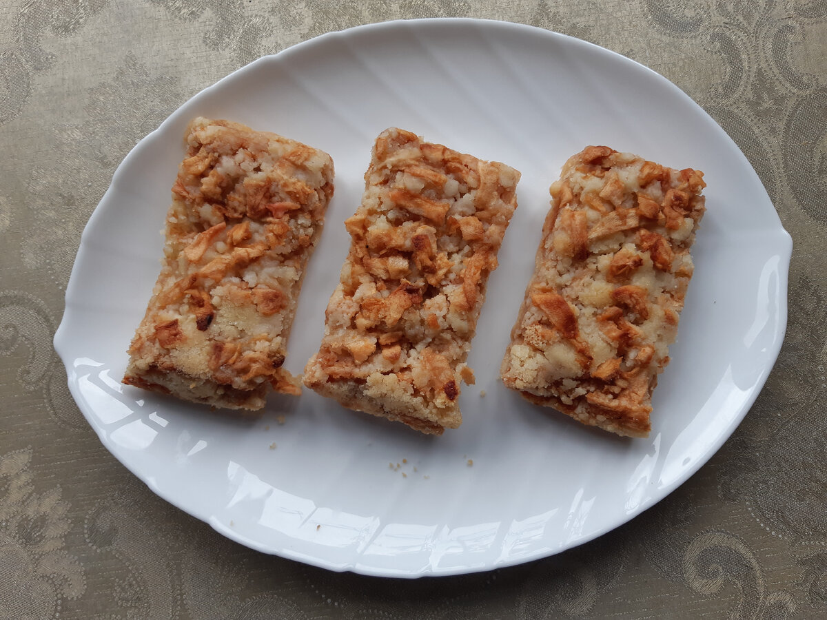 Не эклеры, но тоже вкусный и калорийный пирог.