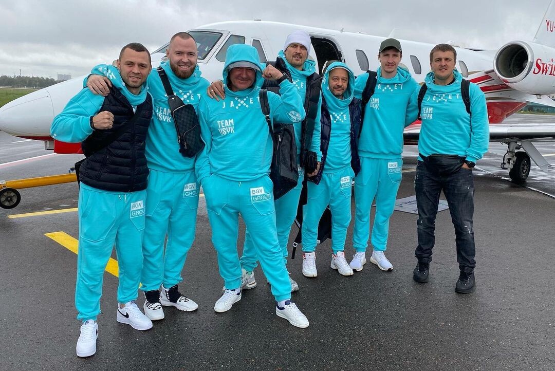 Александр Усик вылетает на бой с Энтони Джошуа.