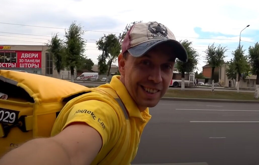 Только что вышел из офиса Яндекс Еды на огородном, получил майку и термобокс курьера