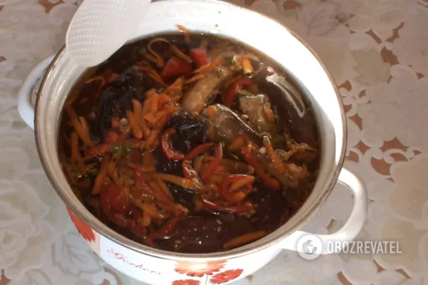 Заливаем кипящим рассолом баклажаны и накрываем тарелкой