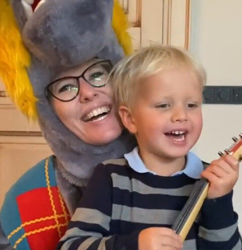 Ксения Собчак в карнавальном костюме с сыном Платоном. Фото: Яндекс. Коллекция