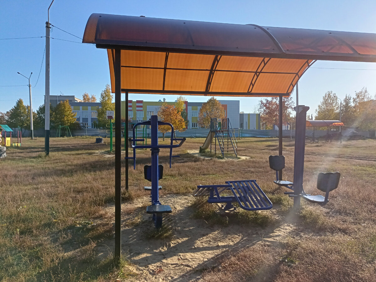 Тренажёры на детской площадке.