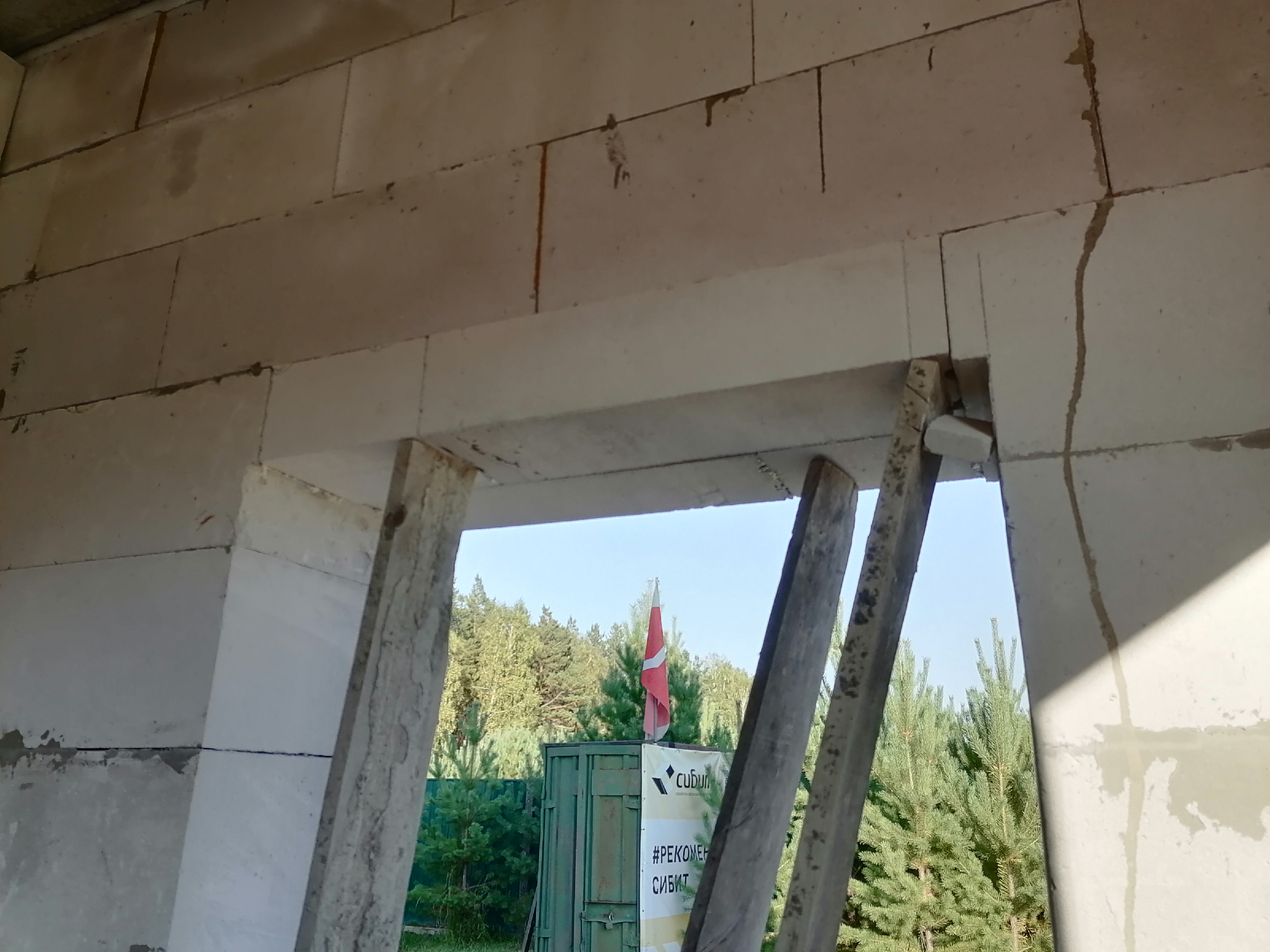 Как правильно установить входную дверь в стене из газобетона, если анкера в газобетоне не держатся10