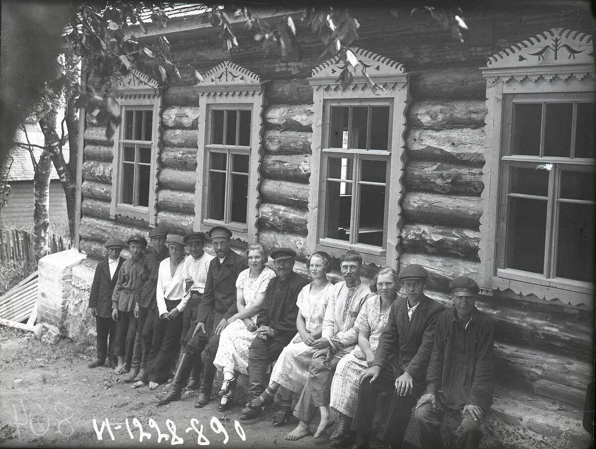 Группа деревенской молодежи. Низино (Папингондо, Бабий-Гон)