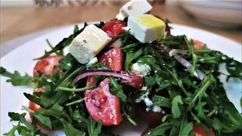 Руккола - особая салатная зелень. Кто-то ее страстно любит и боготворит, а кто-то недолюбливает. Идеальная заправка для любого салата из рукколы подчеркивает ее острый вкус, балансирует и дополняет.