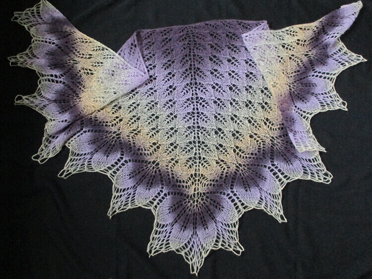 Харуни вяжется от середины широкого края, с центральной части основания треугольника, а не с угла.