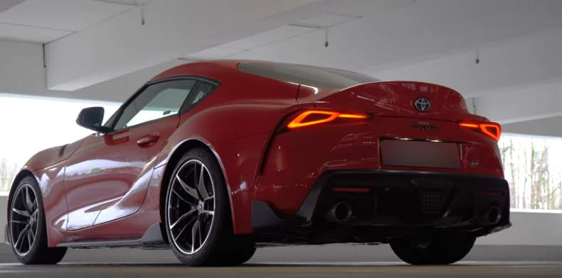 Дизайн задней и левой части кузова, вид снизу. Видно как горят задние огни.