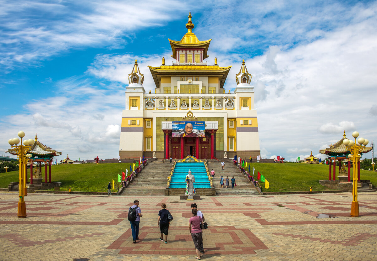 На фото: Хурул Золотая обитель Будды Шакьямуни 