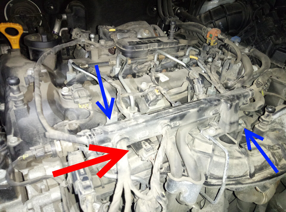 Синими стрелками отметил два болта, которые надо открутить, чтобы был доступ к левому болту датчика.