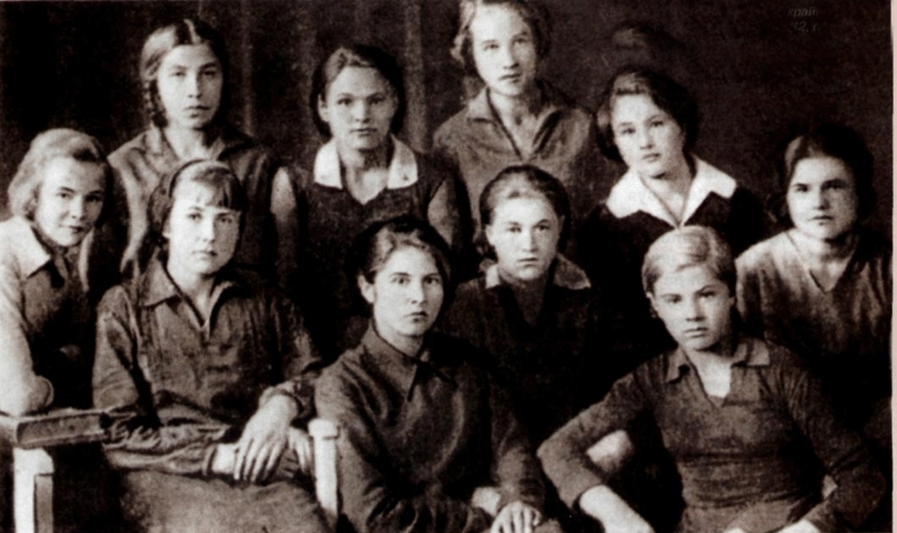 Первая справа. Вера Волошина в детстве. Клавдия Лукьяновна Волошина. Вера Волошина с родителями. Вера Волошина в школе