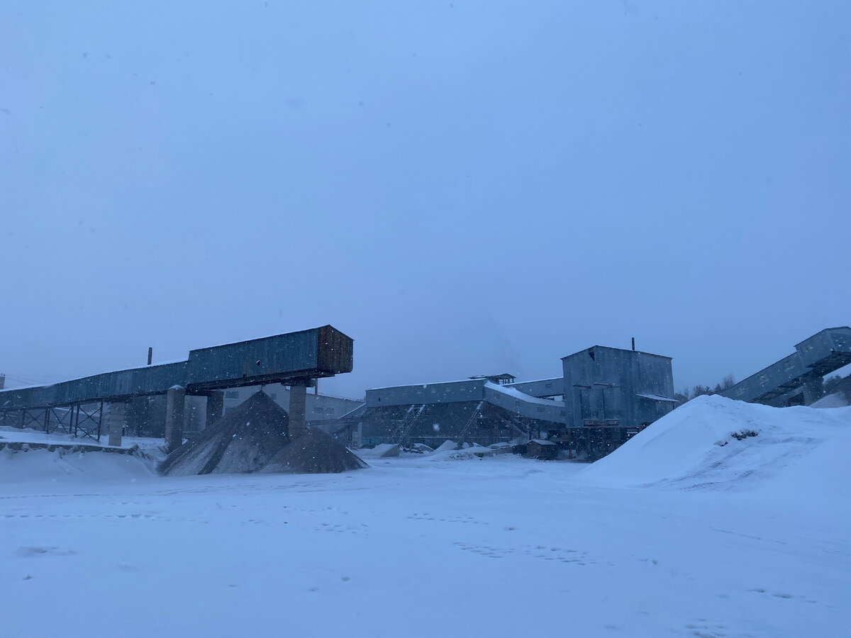 Видно как накапливается измельчённый гранит