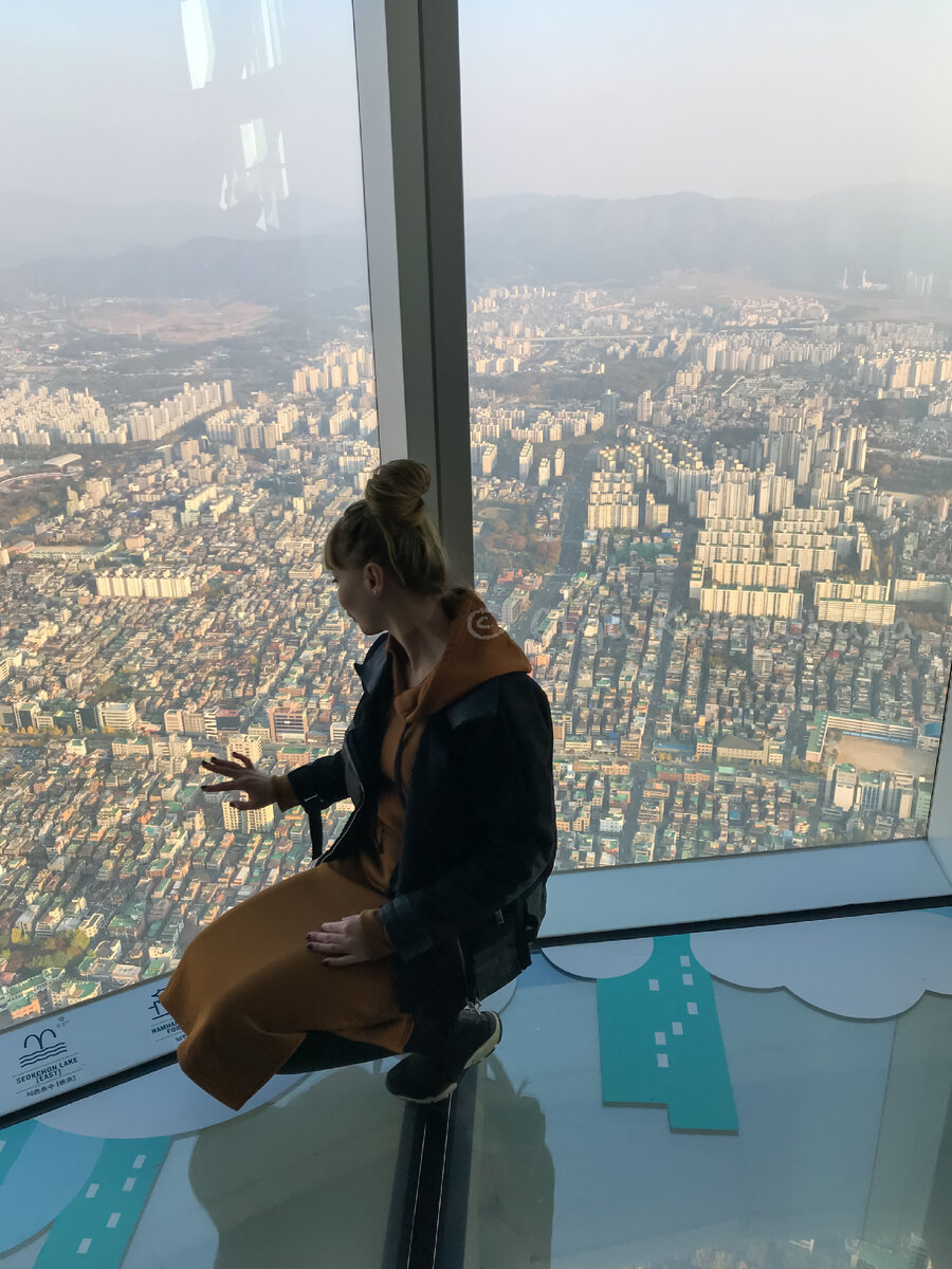 Уникальные панорамные виды с высоты 123 этажа Lotte World Tower. На фото автор канала.