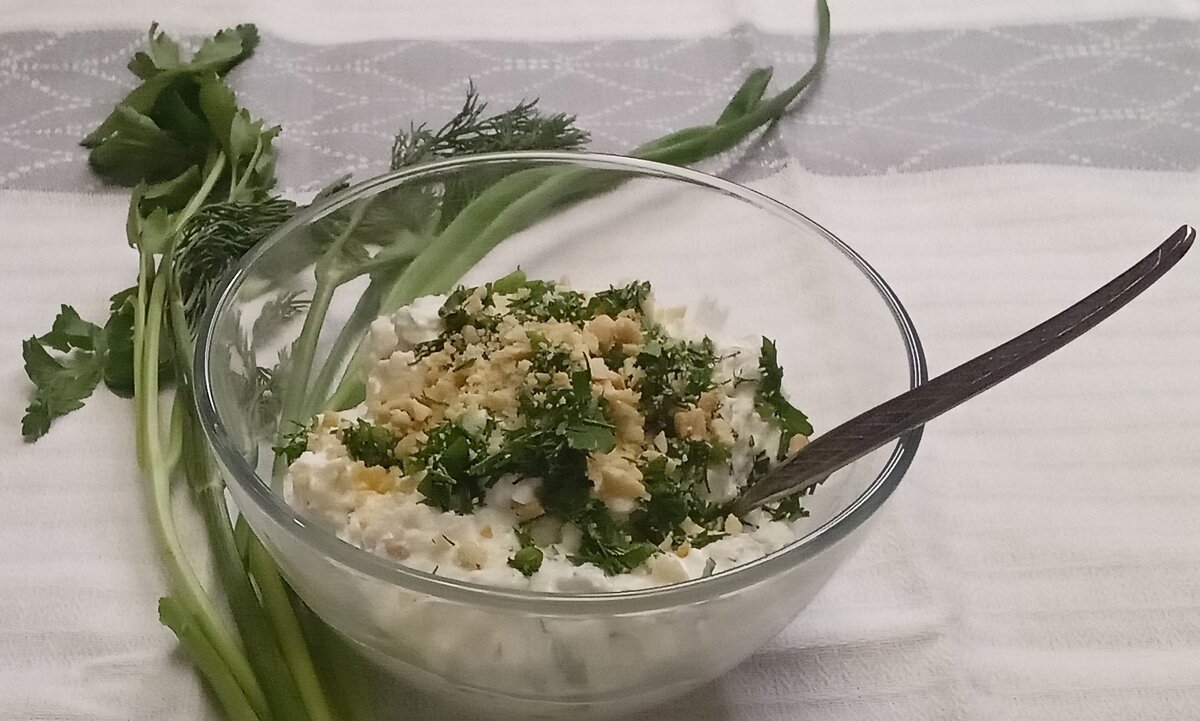 Чесночно-творожный соус с орехами