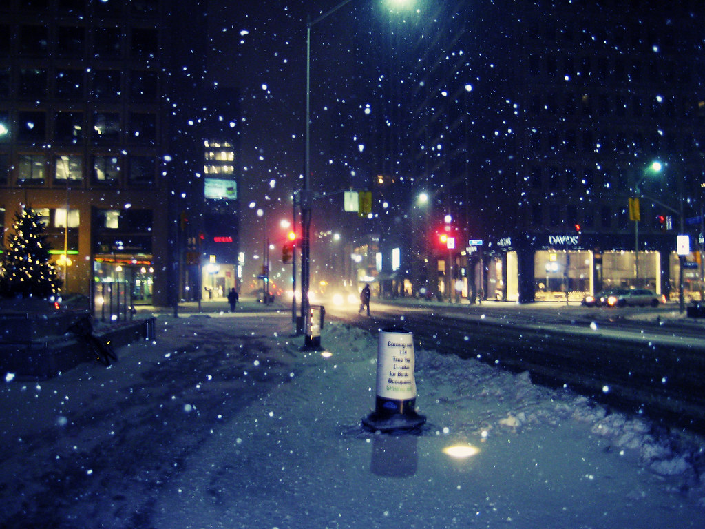 Город снег вечер. Ночной зимний город. Зима ночь город. Снегопад ночью в городе. Зимняя ночь в городе.